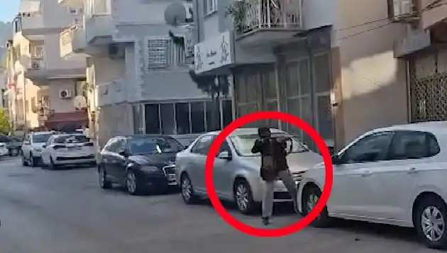 İzmir'deki Şok Edici Olay: Saldırganla Çatışma Anları Kameralara Yansıdı