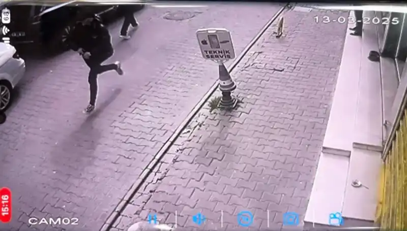 İstanbul'da Silahlı Saldırı: Bacağından Yaralanan Genç Hastaneye Kaldırıldı