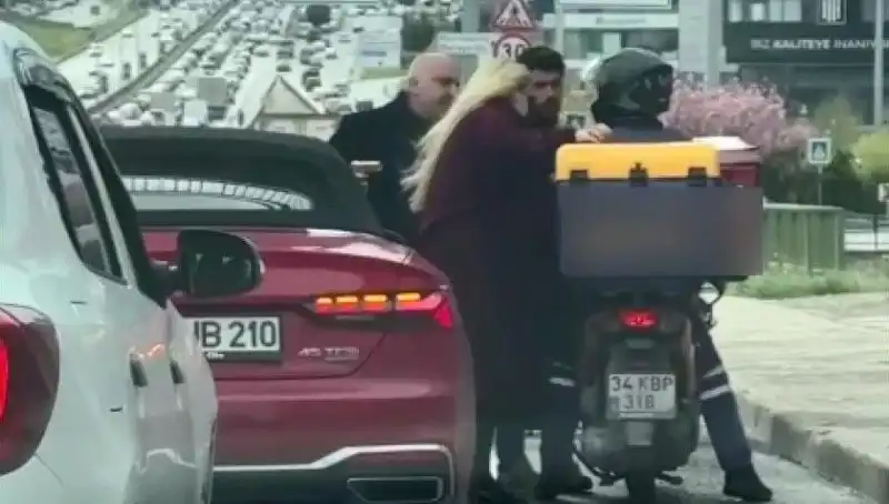 D-100'de Gerilim Dolu Anlar: Motokuryeye Silah Çeken Kişi Gözaltına Alındı