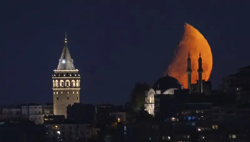 İstanbul'un Gözde Mekanlarında Yarım Ay Gökyüzüne Damgasını Vurdu