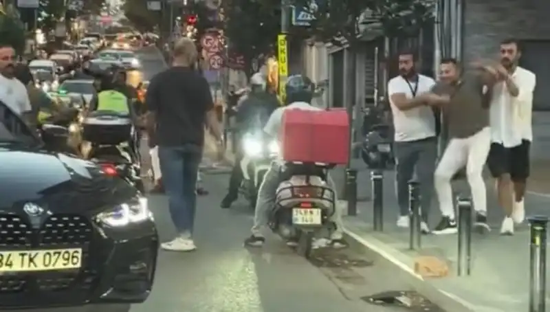 Nişantaşı'nda Sokak Kavgası: Kadının Üzerine Sopayla Yürüyen Adam Gözaltında