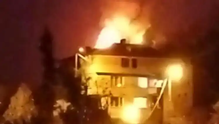 Saman Yüklü Çatı Alev Alev Yandı, Mahalle İzdihama Tanıklık Etti