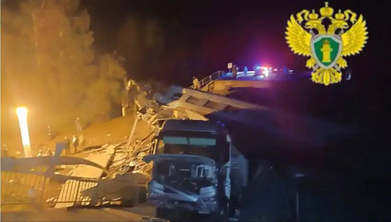 Rusya'da Korkunç Kaza: İki Köprü Çöktü, Yedi Ölü