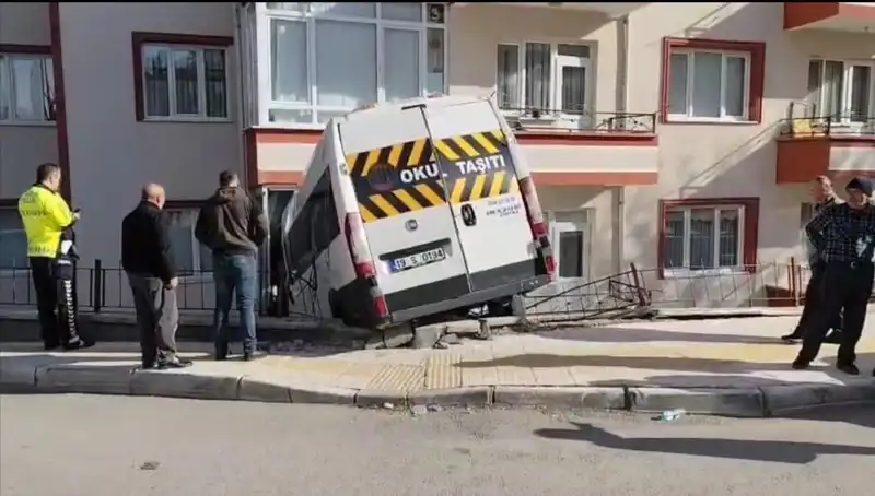 Okul Servisi Kontrolden Çıktı: Balkona Daldı, İki Öğrenci Yaralandı