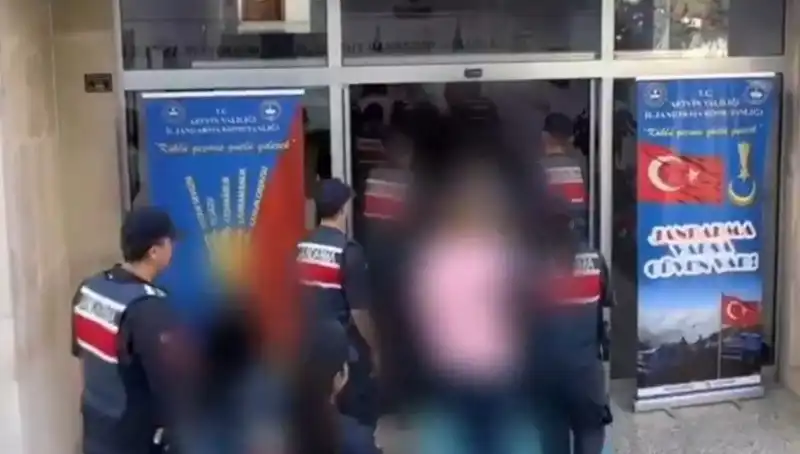 FETÖ Operasyonları Türkiye'nin 30 İlinde: 65 Kişi Tutuklandı