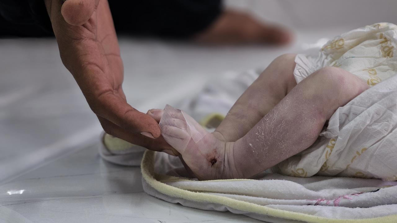 Gazze'de Aileler Soğuktan Çocuklarını Koruyor