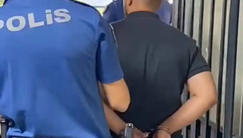 İzmir’de Polise Saldıran Şahıs Yakalandı, Güvenlik Önlemleri Artırıldı