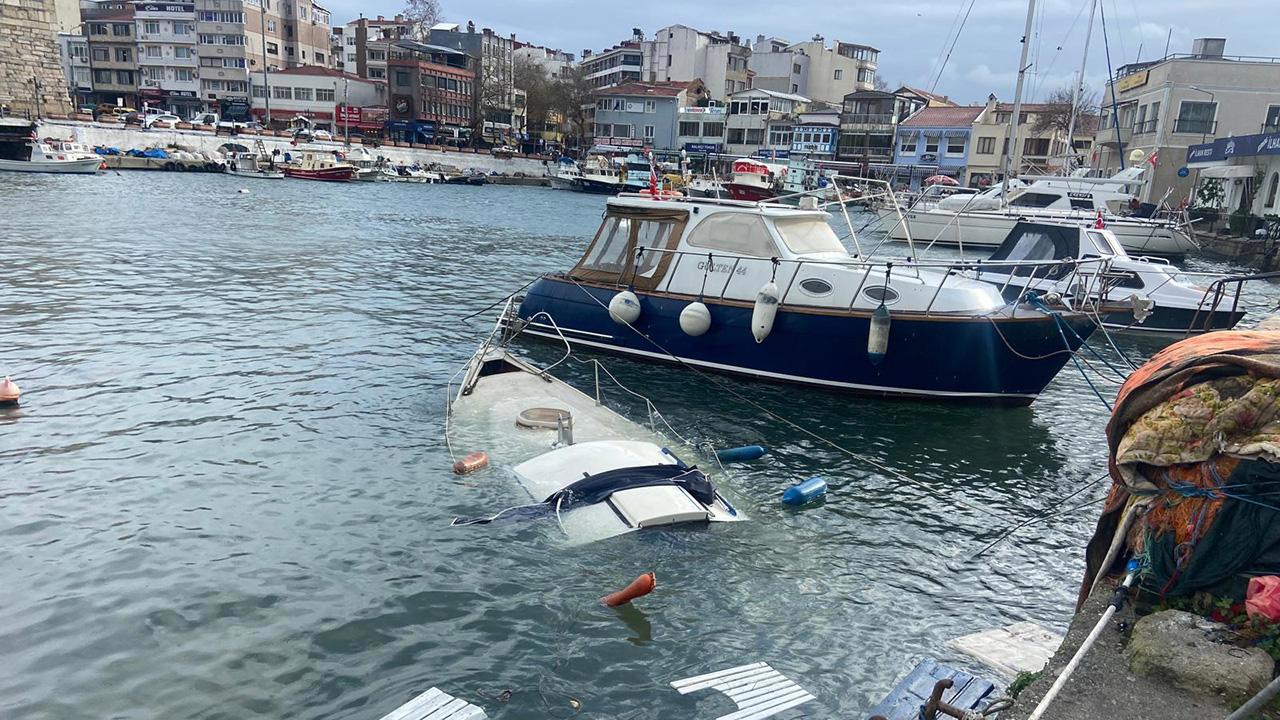 Kuvvetli yağış Çanakkale'de 8 metrelik tekneyi batırdı