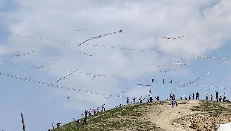 Uçurtma Şöleni: Renklerin Gökyüzünde Dansı ve Eşsiz Görüntüler