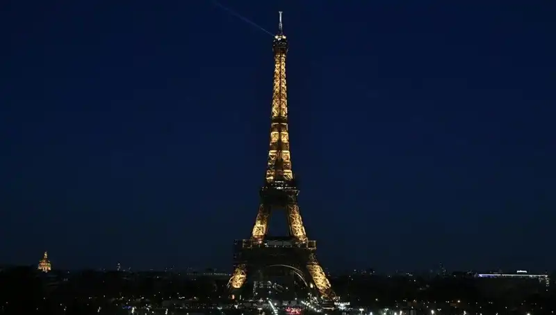 Eyfel Kulesi'ne Saldırı Planlayan İki Kişi Tutuklandı: Paris'te Gerginlik