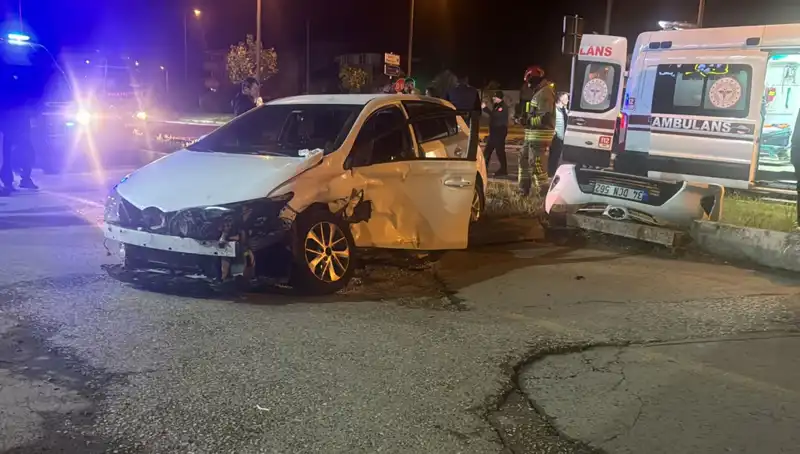 Pikap ve Otomobil Çarpıştı: Korkutan Kazada Yaralılar Var