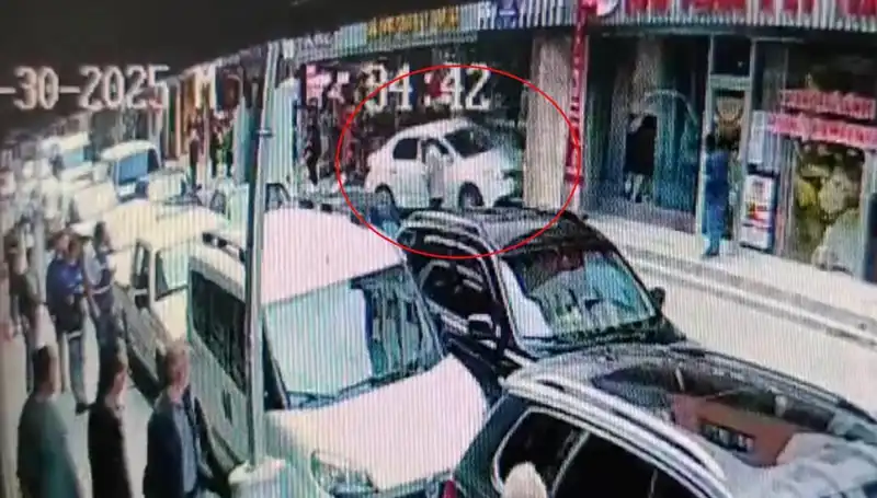 Alkollü Sürücünün Magazaya Daldığı An ve Çocukların İnanılmaz Kurtuluşu