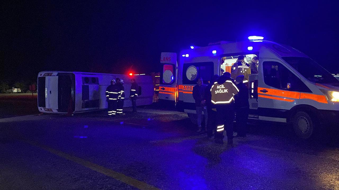 Cenaze midibüsü devrildi: 1 ölü, 23 yaralı!