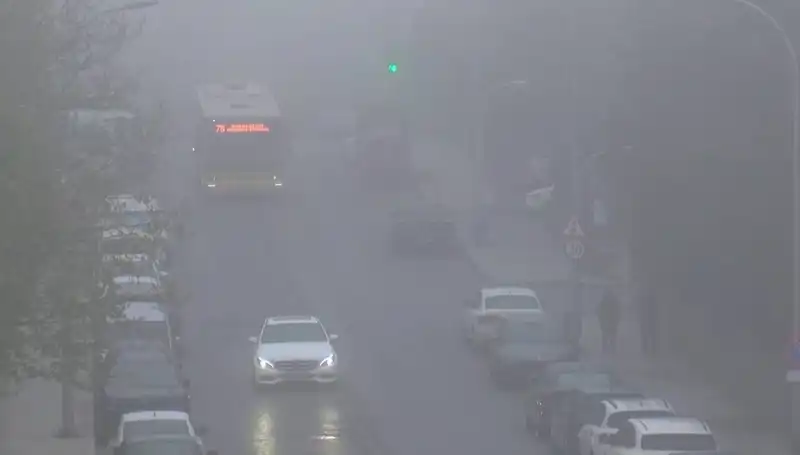 İstanbul'da Sis Bastı: Görüş Mesafesi Düşüyor, Sürücülere Dikkat!