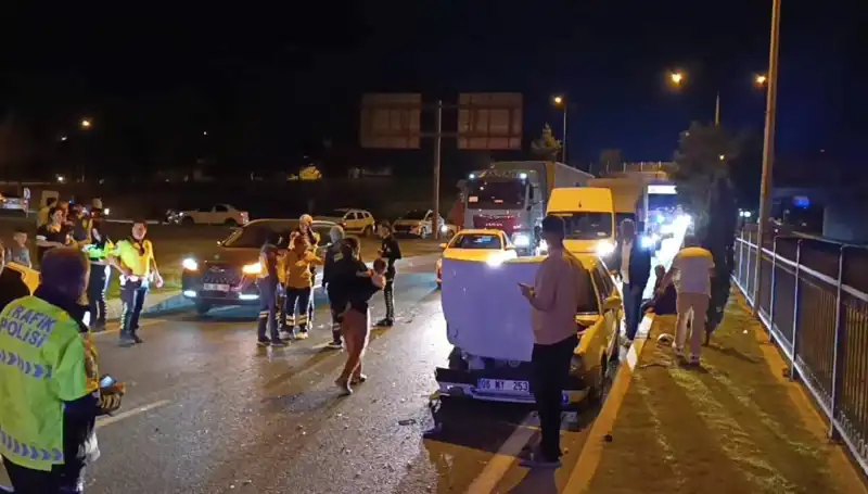 Otoyolda Kuralsız Geri Dönüş Kazası: Çocuklar da Yaralı, Otomobiller Karşı Karşıya!