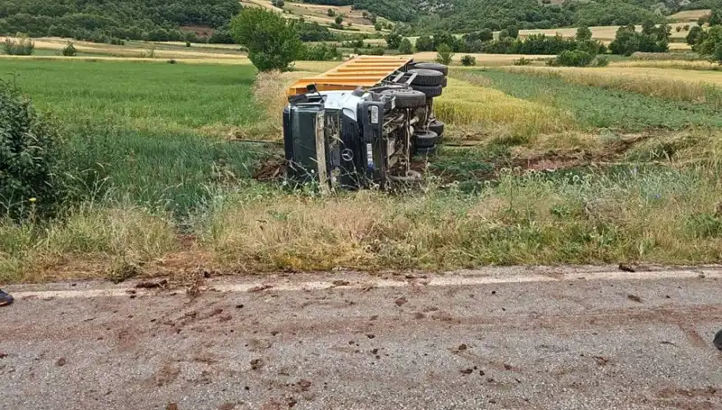 Tokat'ta Devrilen Kamyonun Şoförü Hayatını Kaybetti: Feci Kaza