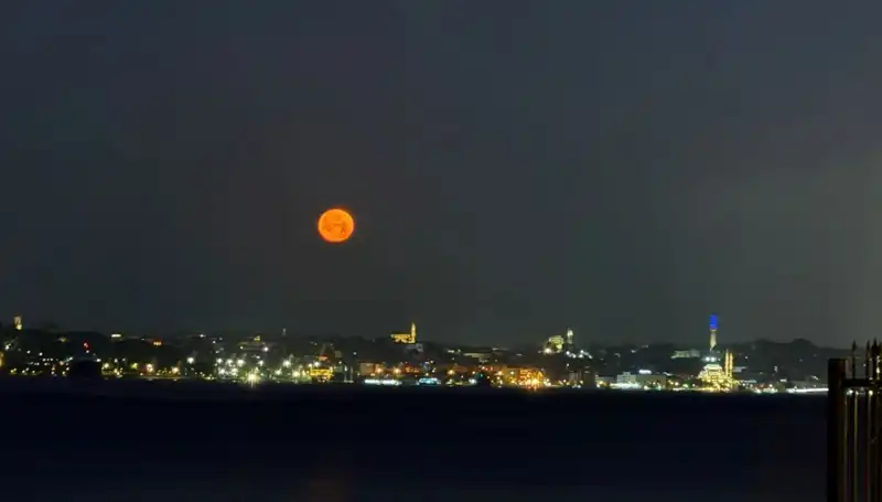 Çilek Dolunayı Nedir? İstanbul'da Görsel Şölen Yaşandı!