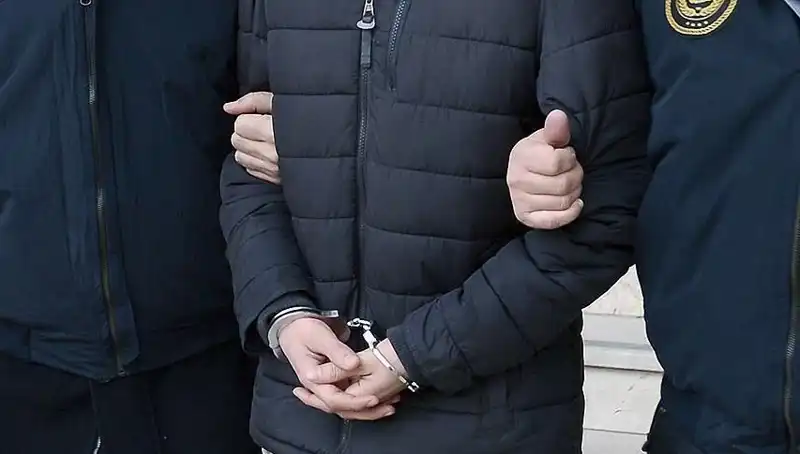 Samsun'da Hırsızlık ve Silahlı Tehdit Suçundan Aranan Firari Yakalandı